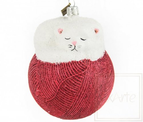 Weihnachtsbaumschmuck Katze 11cm – Auf einem roten Knäuel