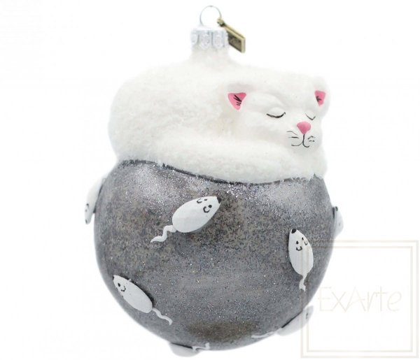 biały kot na srebrnym kłębku bombka