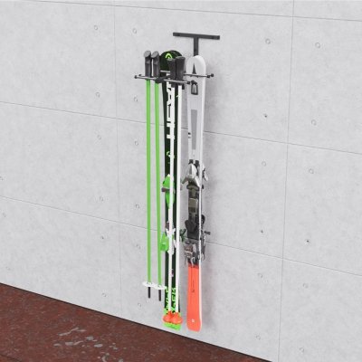 Wieszak ND4C zamontowany na ścianie w garażu, przechowywanie 4 par nart, stabilny i wytrzymały