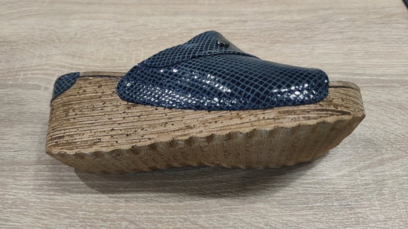 AMULET  549 07M klapki damskie skórzane - jeans niebieski