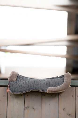 Podkładka pod siodło MICRO FAUXFUR Heritage 23/24 - Eskadron - earl grey