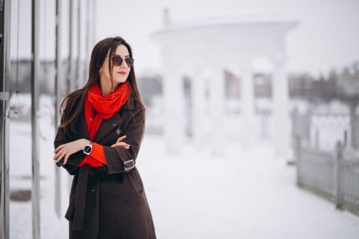 Okulary przeciwsłoneczne w zimie – dlaczego warto je nosić i jakie wybrać?