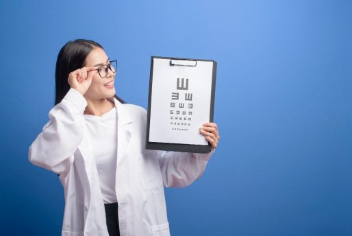 Okulista czy optometrysta – gdzie zbadać wzrok przed doborem okularów?