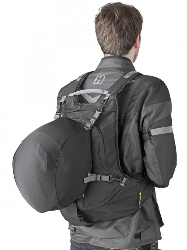 GIVI EA104B Powiększany plecak z uchwytem na kask - 22 litry