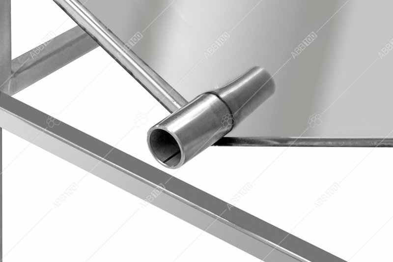 Steam melter based on an uncapping table for 27/38 dadant frames