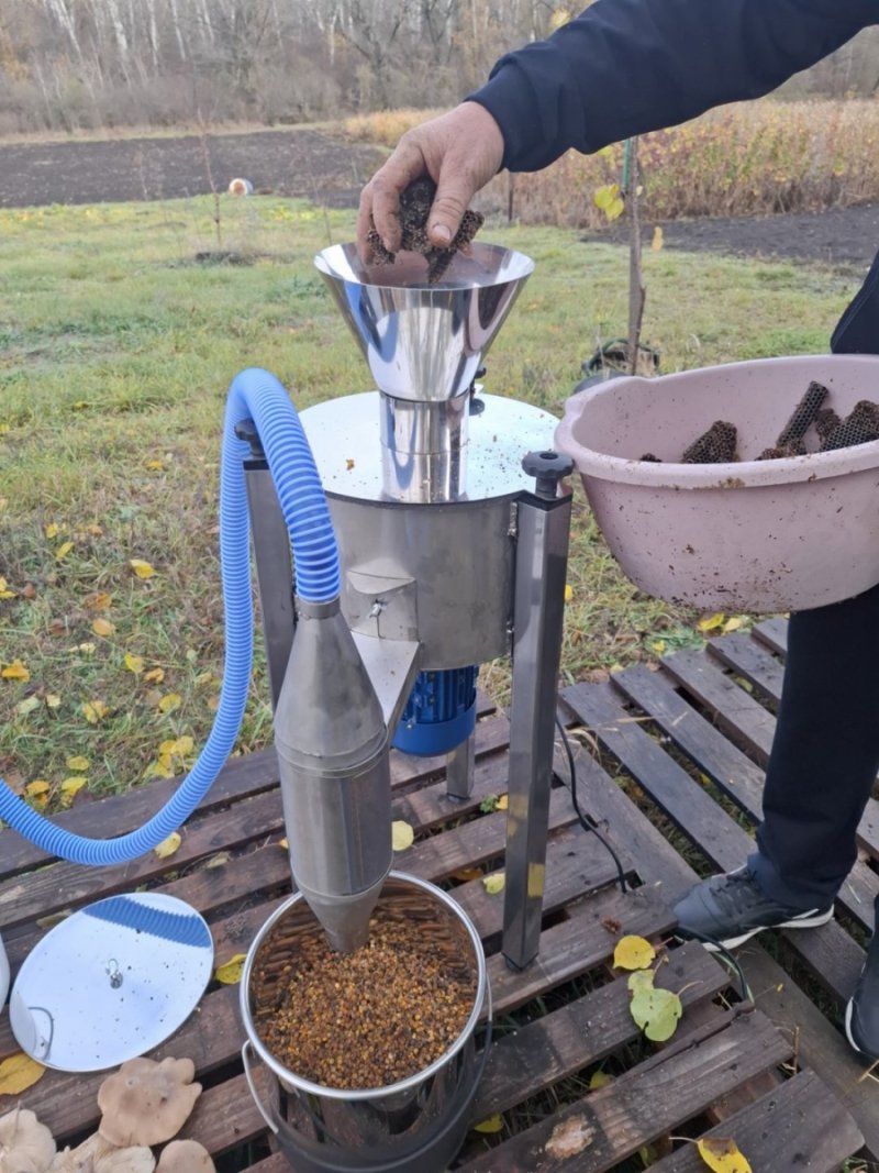 Device for mechanical extraction of bee bread from combs (with cyclone separator)