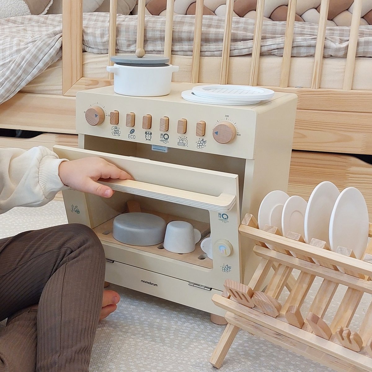 Drewniana zmywarka do naczyń z akcesoriami