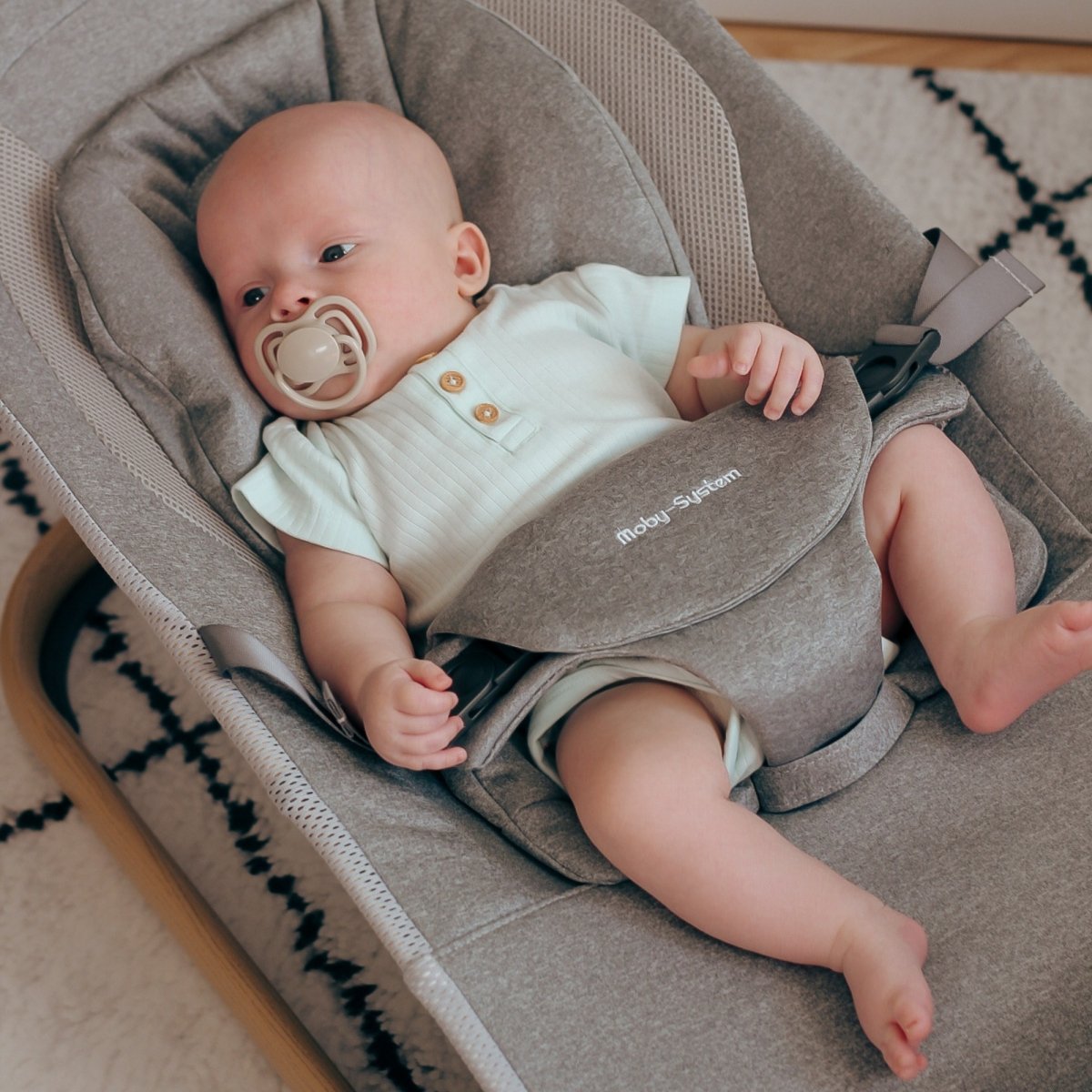 Leżaczek bujaczek 2w1 z wkładką Moby-System LILY – szary