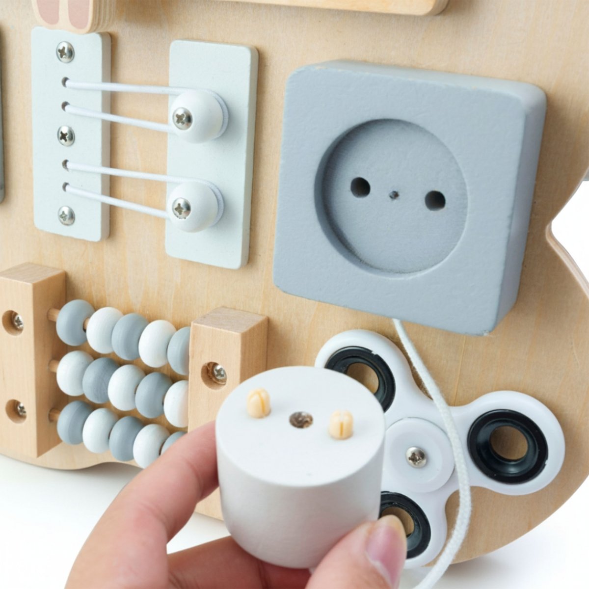 Drewniana tablica manipulacyjna Montessori Miś – sensoryczna nauka samodzielności: rzep, wtyczka, labirynt, klikające pokrętło