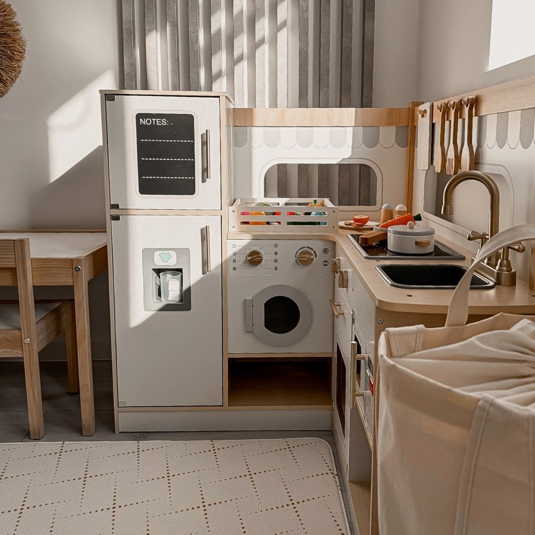 Drewniana, interaktywna kuchnia narożna XXXL z lodówką, mikrofalą, piekarnikiem, pralką i akcesoriami - naturalna