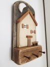 Drewniany wieszak na klucze domek