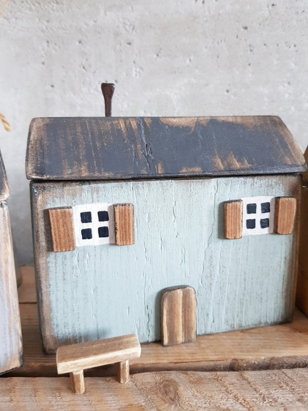 Drewniany domek niebieski