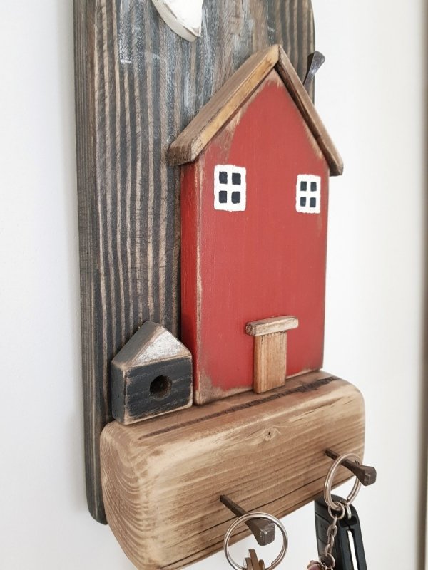 Drewniany wieszak na klucze domek z budą czerwony