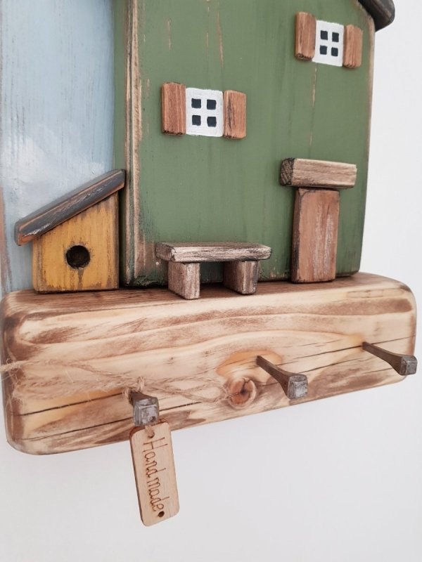 Drewniany wieszak na klucze domek zielony z budą i ławeczką