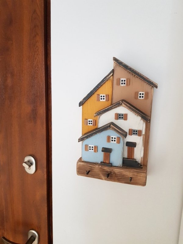 Drewniany wieszak na klucze domki 