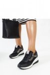 Czarne sneakersy damskie  na koturnie CROSS JEANS - Solea