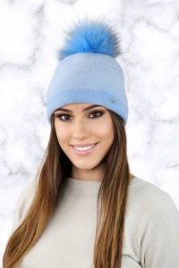 ALOES zimowa czapka damska w pepite wykończona pomponem z eco futra kolor błękitny - Kamea