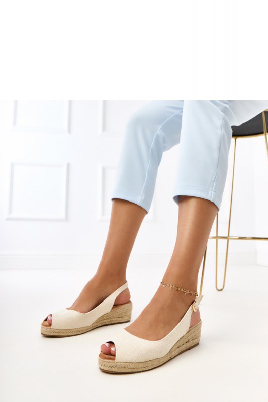 Sandały Model Nevarez E5579 Beige - PRIMO