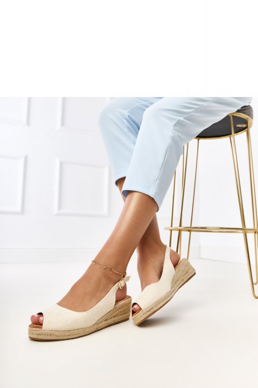 Sandały Model Nevarez E5579 Beige - PRIMO