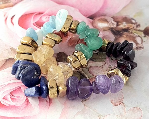 GOLDENES ARMBAND MIT EDELSTAHL