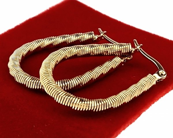 goldene Ohrringe aus Edelstahl