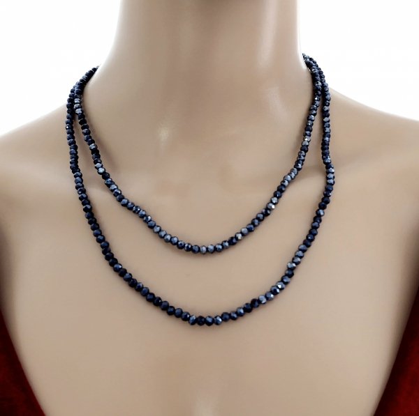 Halskette mit glänzenden Glassteinen auf einem elastischen Schmuckband.