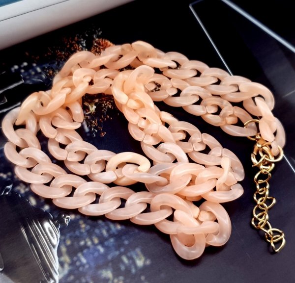 Gold chain acrylic necklace