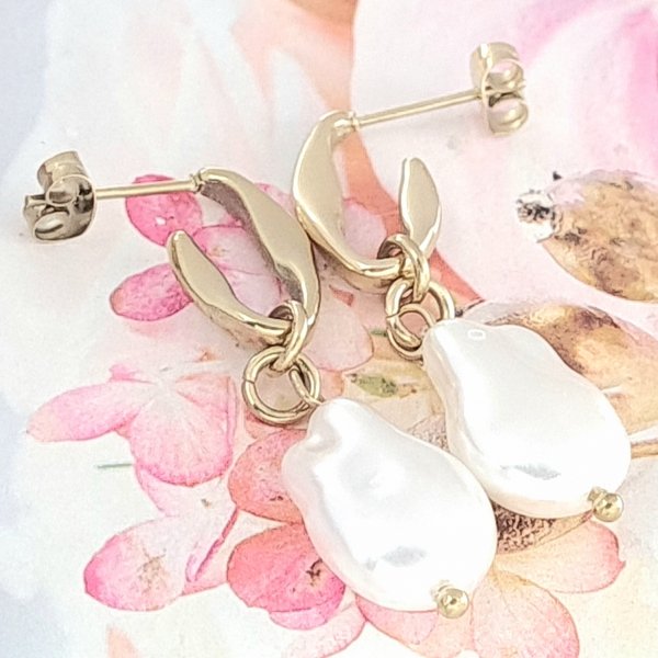 gold earrings made of stainless steel