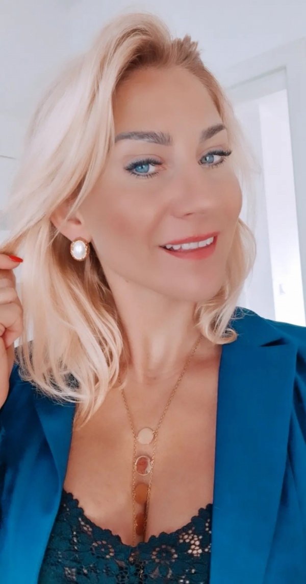 gold earrings made of stainless steel