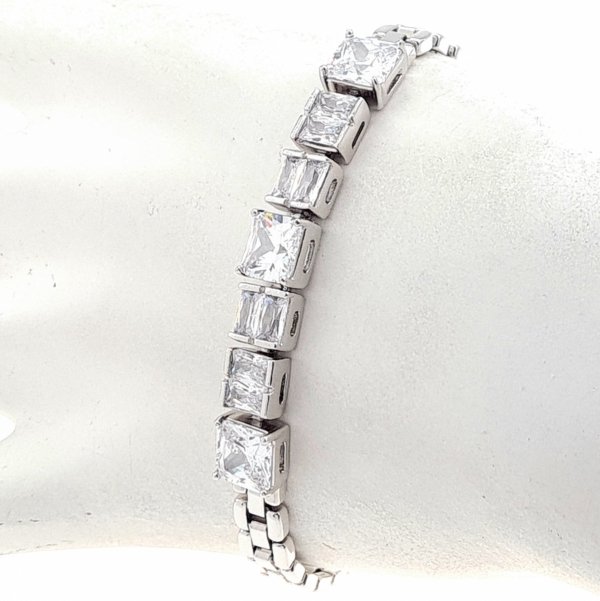 gold bracelet for a gold-plated leg