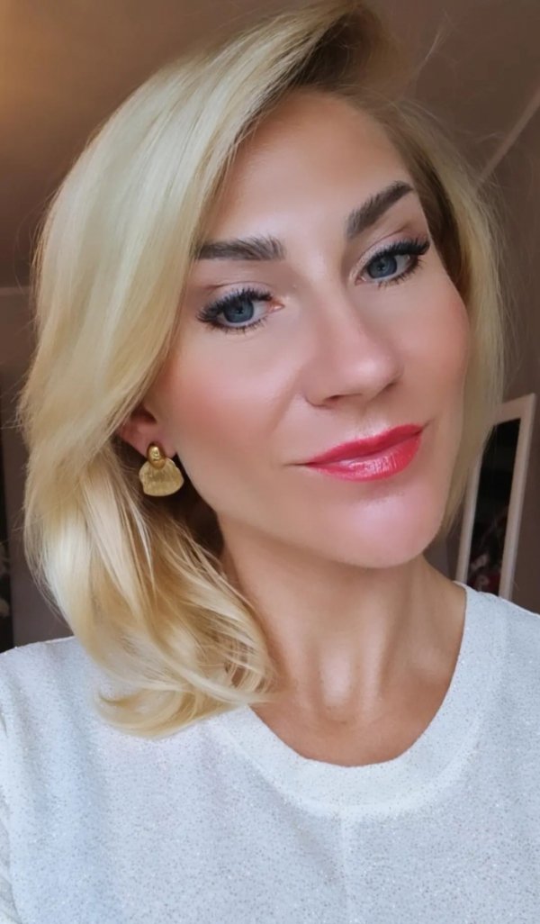 gold earrings made of stainless steel