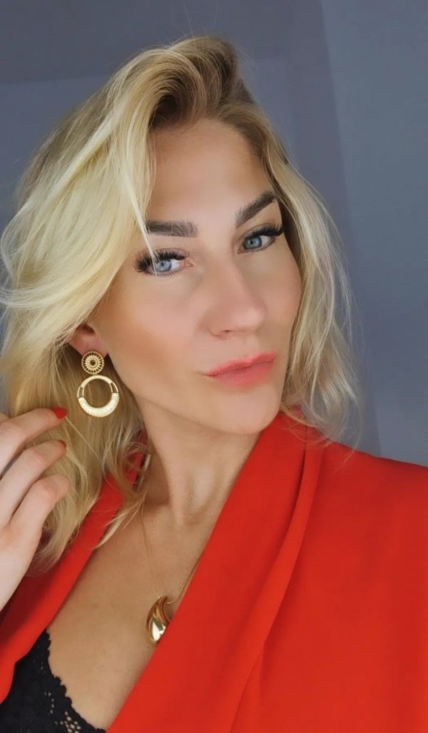 gold earrings made of stainless steel