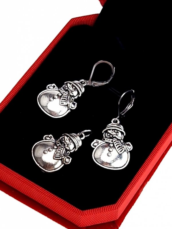 gold earrings made of stainless steel
