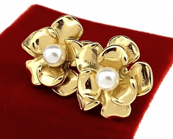 gold earrings made of stainless steel