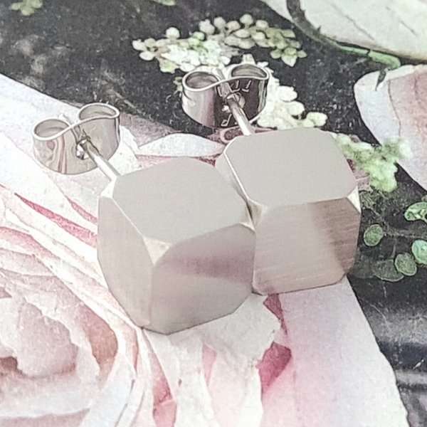 gold earrings made of stainless steel