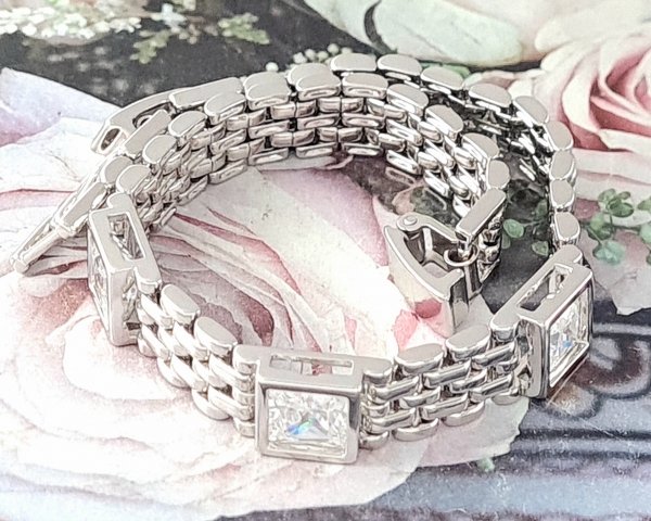 gold bracelet for a gold-plated leg