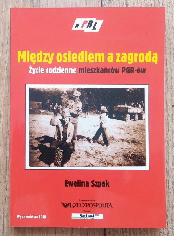 Ewelina Szpak Między osiedlem a zagrodą. Życie codzienne mieszkańców PGR-ów