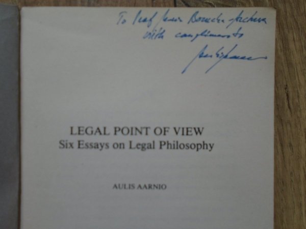 Aulis Aarnio • Legal Point of View. Six Essays on Legal Philosophy [dedykacja autorska]