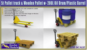 Gecko Models 35GM0034 5t Pallet Truck & Wooden Pallet with 200 Litre Oil Drum and Plastic Barrel 1/35