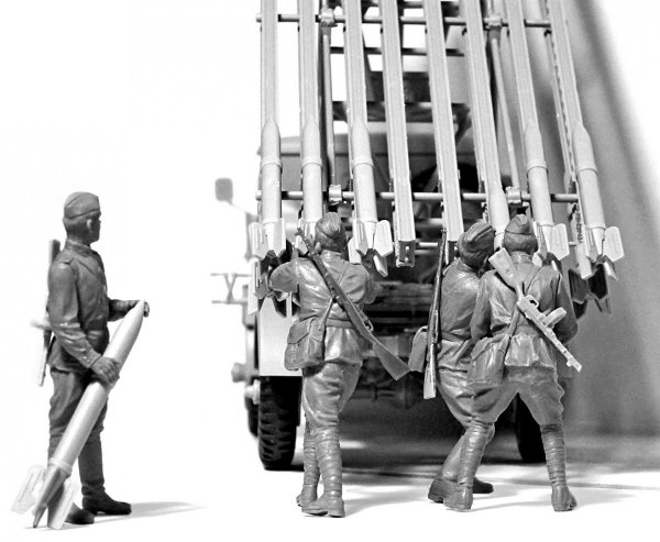 ICM 35648 WWII Soviet BM-13-16 MLRS Vehicle Crew 1/35