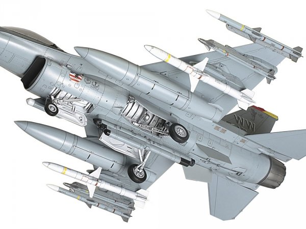 Tamiya 61098 F-16CJ Fighting Falcon 1/48