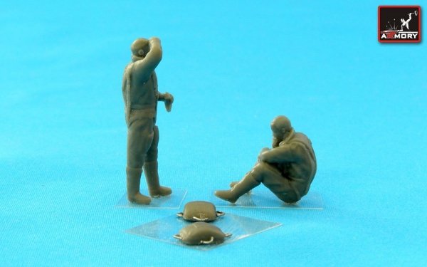 Armory Models F7224c RAF WWII crewmen in high altitude outfit – “Waiting…” 1/72