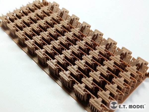 E.T. Model P35-062 WWII German Sd.Kfz.9 18t FAMO Sagged front wheels and Workable Track 1/35