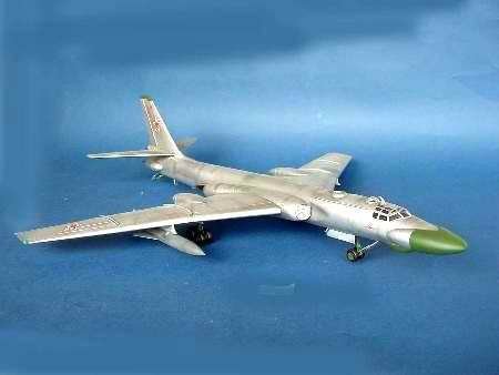 Trumpeter 01613 Tupolev Tu-16K-10 BADGER C (1:72)