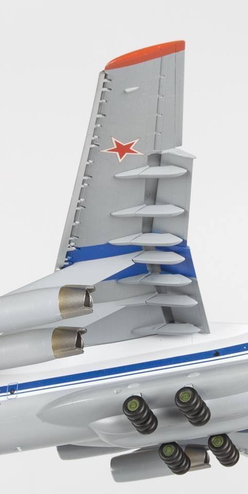 Zvezda 7011 Russian strategic airlifter Il-76MD (1:144)