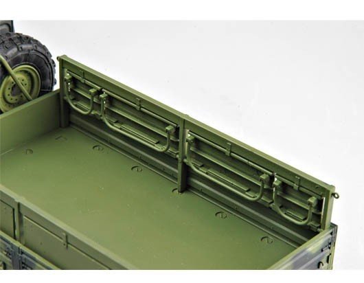 Trumpeter 01004 M1078 Light Medium Tactical Vehicle (LMTV) Standard Cargo Tru (1:35)