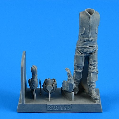 Aerobonus 320157 NATO Combat Pilot 1/32