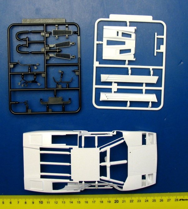 Aoshima 01155 LAMBORGHINI COUNTACH 5000 QUATTROVALVOLE INJECTION Ver(Overseas) 1/24