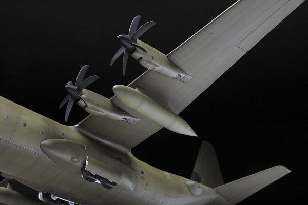 Zvezda 7325 American Military Transport Plane C-130J 1/72