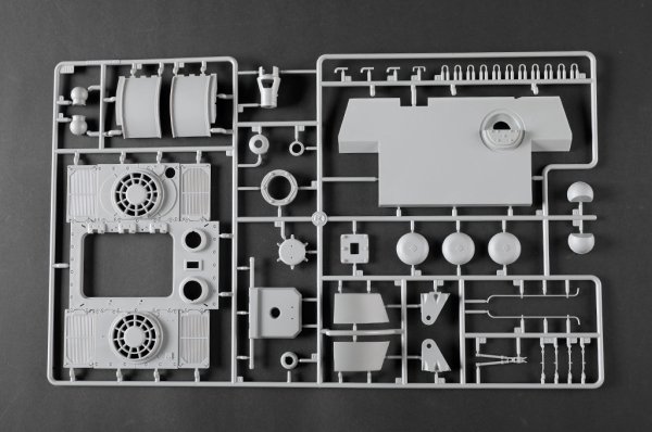 Trumpeter 00949 Pz.Kpfw.VI Sd.Kfz.182 Tiger II (Henschel 105mm) 1/16